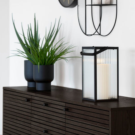 Kyoto sidebord med dekorative elementer i moderne interiør