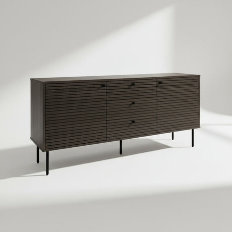 Kyoto sidebord i røkt eikefiner med svarte metallben – skråperspektiv