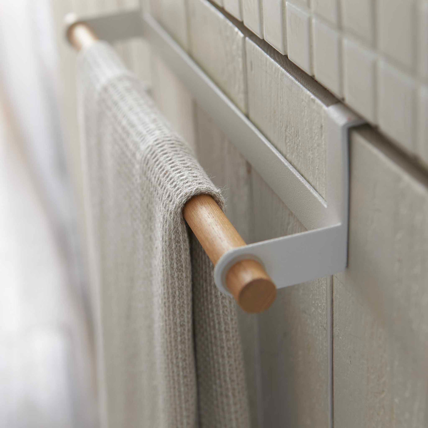 Bred håndkleholder hvit 33 x 6 cm - Lindas Dekor