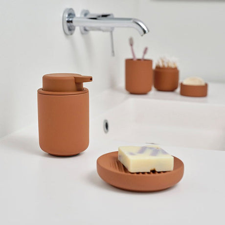 Såpedispenser Ume Terracotta kombinert med baderomstilbehør