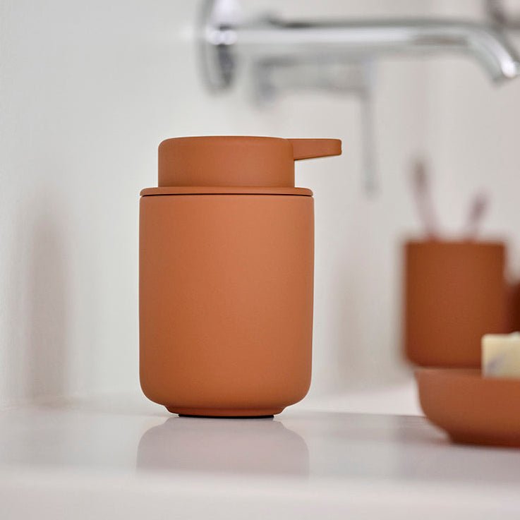 Såpedispenser Ume Terracotta med matt overflate ved servant