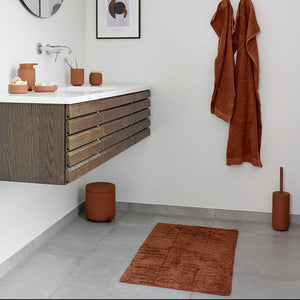 Moderne toalettbørste i terracotta til nordisk bad