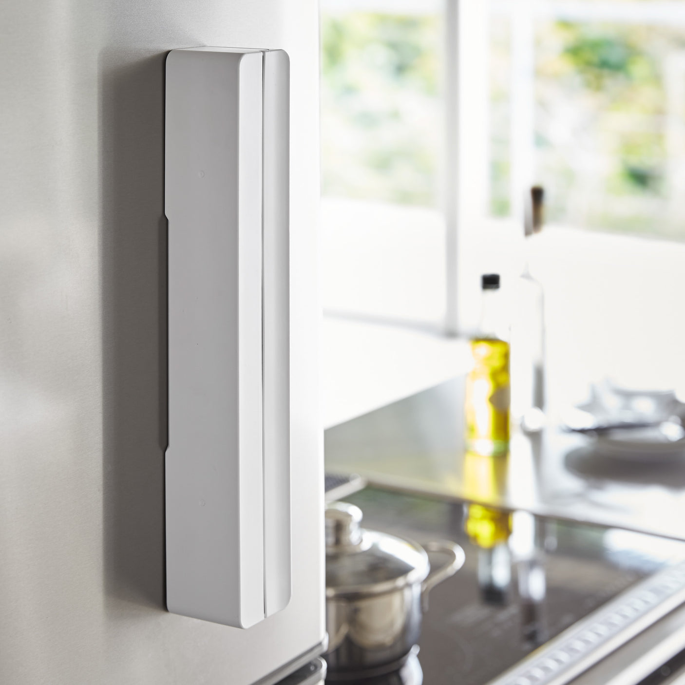 Magnetisk folieholder festet på metalloverflate ved vask.