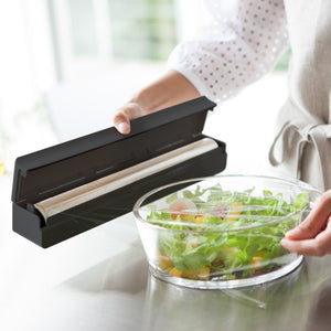 Detaljbilde av sort folieholder med aluminiumsfolie.