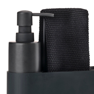 Nærbilde av sort såpedispenser og strikket oppvaskklut i Singles serien