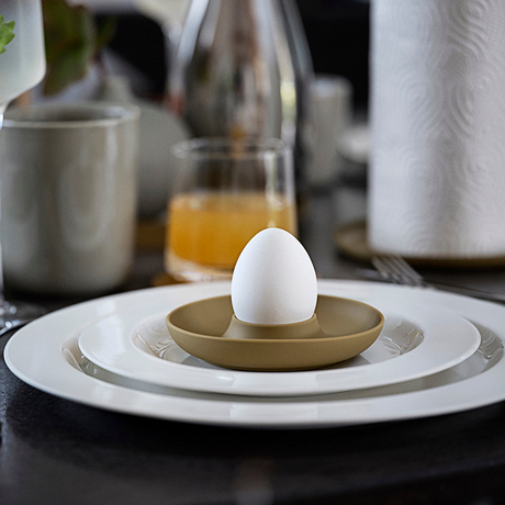 Detaljbilde av svart eggeglass med buet kant og holder