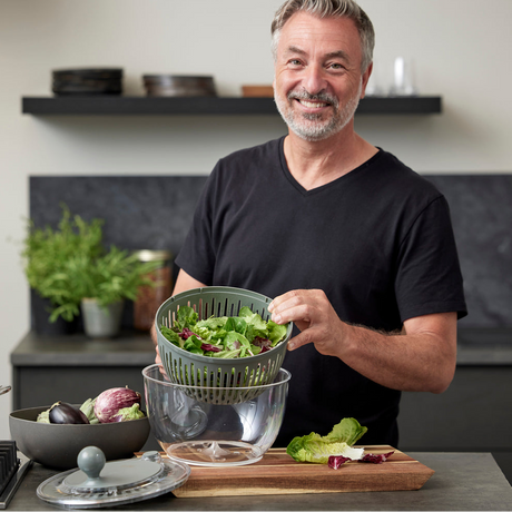 Salatsentrifuge med sklisikker bunn og lokk med dreieknapp