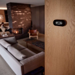 Klimastasjon som viser 24 grader og 48 prosent luftfuktighet