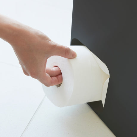 Stilrent og plassbesparende dorullholder for et organisert baderom.