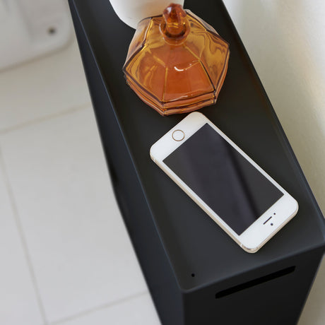 Sort baderomsmøbel for smart og diskret oppbevaring av doruller.