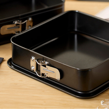 Springform i stål med åpen låsemekanisme