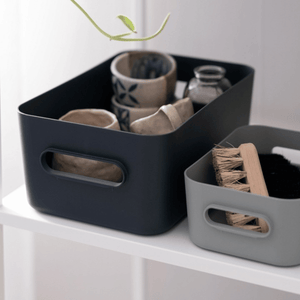 Koksgrå og grå SmartStore Comfort oppbevaringskurver med keramikk og rengjøringsbørste på hylle