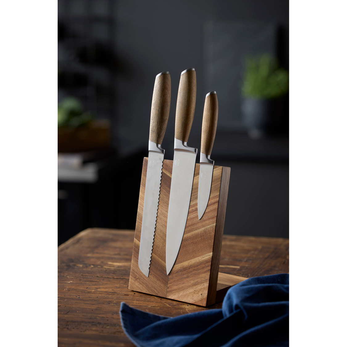 HOLM knivblokk i tre brukt til organisering av kjøkkenkniver