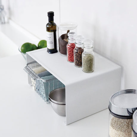 Stilren og robust kjøkkenhylle i metall med stabil konstruksjon.