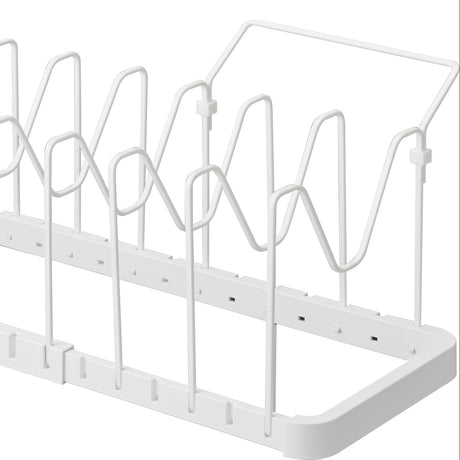 Effektivt stativ for organisering av gryter, lokk og stekepanner.