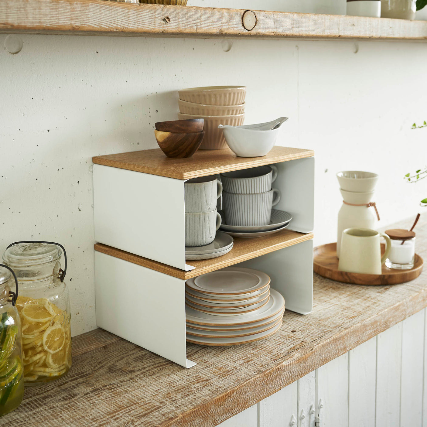 Detaljbilde av hvit kjøkkenhylle med treoverflate.