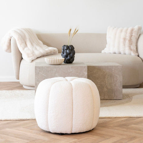 Hvitt Galena pledd i kunstpels brukt som dekor på sofa i stue