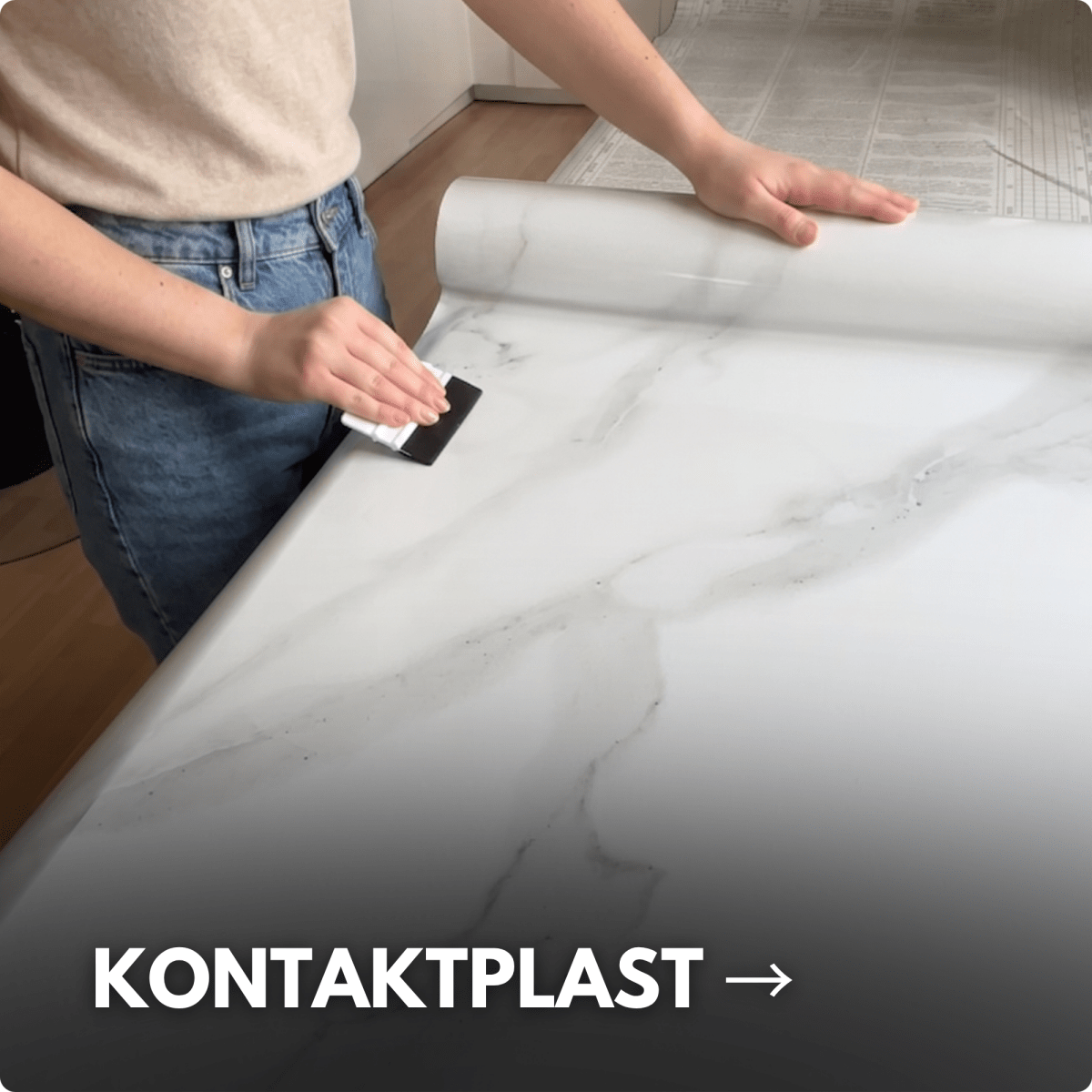 Montering av marmorimitert kontaktplast på benkeplate for rask fornyelse av kjøkken og møbler.