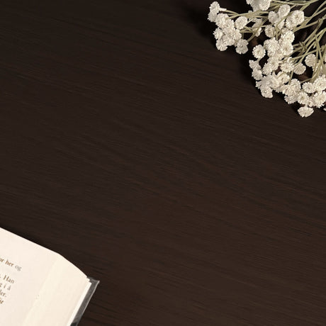 Deep Chocolate kontaktplast med mørkt treverk og matt overflate brukt på skapdør.