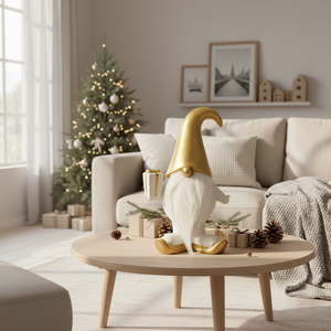 Elegant nissefigur i porselen med gullhatt fra Lindas Dekor som juledekorasjon