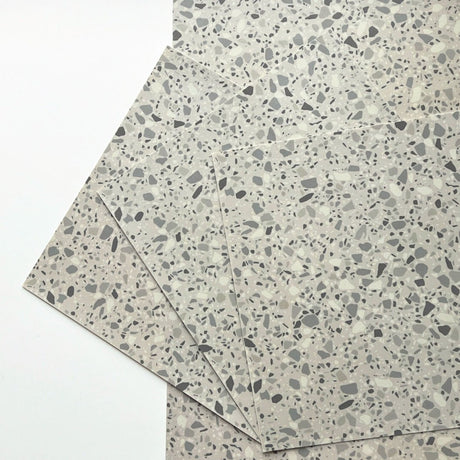 Flisplader av London-terrazzo, självklibba fliser lagda bredvid varandra – grå/beige terrazzo-design