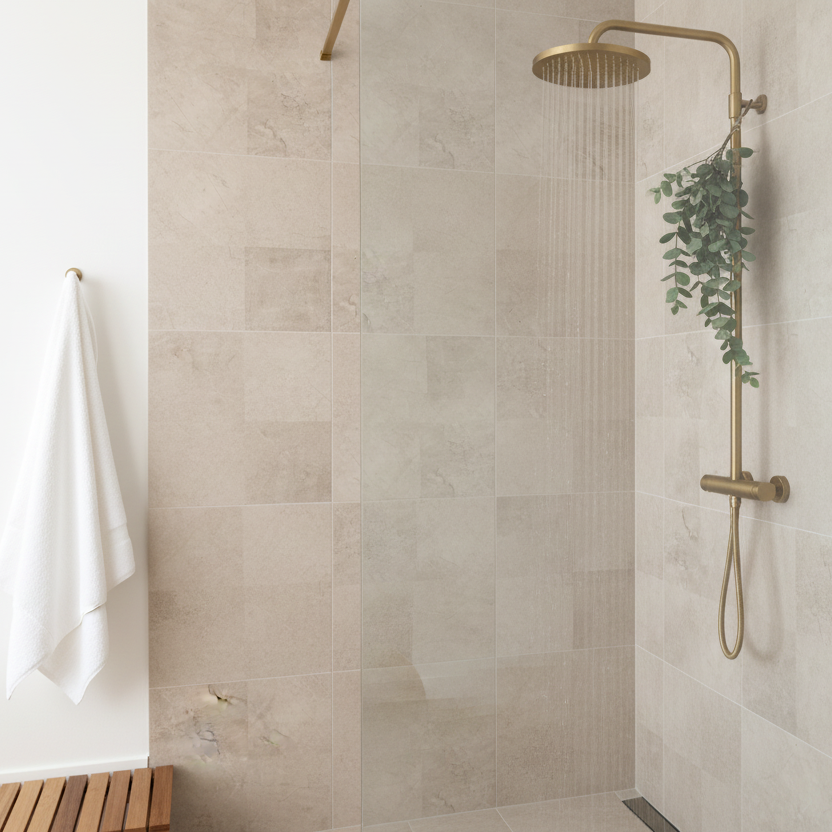 Selvklebende fliser i beige nyanse brukt i gang