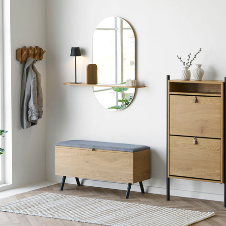 Barco speil med hylle i eikelook montert på vegg i lys entré