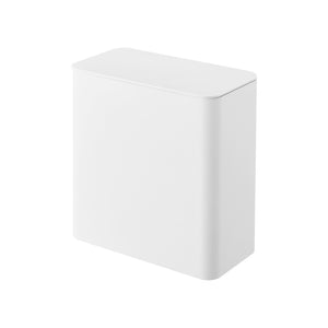 Vaskerom med hvit magnetisk boks montert på vaskemaskin.