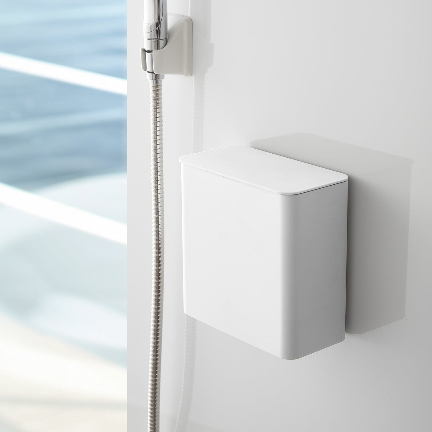 Oppbevaringsboks i hvit utførelse brukt til tøyklips ved vask.