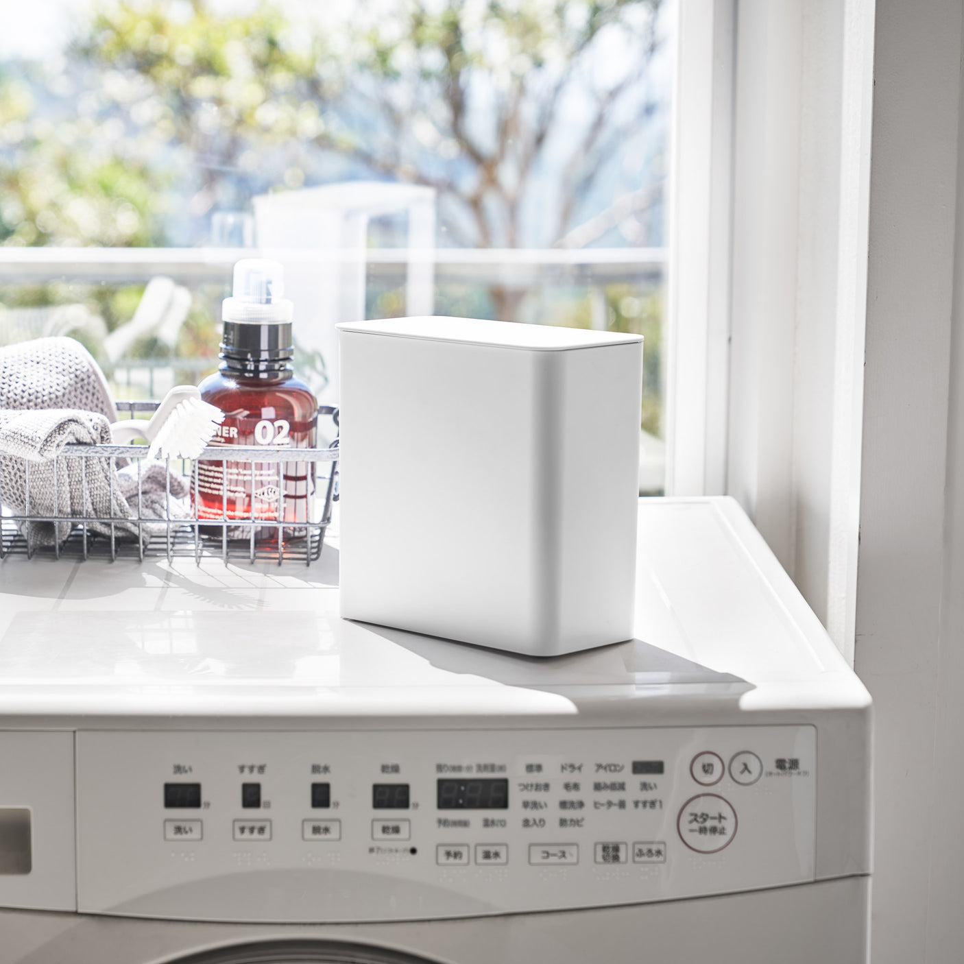 Praktisk magnetboks for vaskemidler og klips i hvit farge.