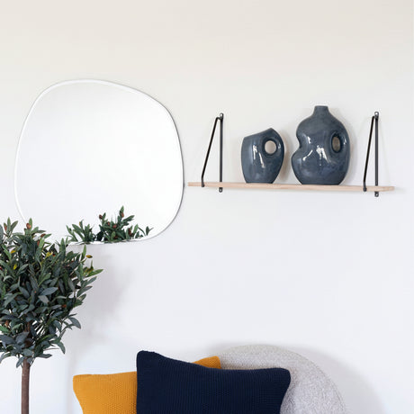 Arnhem vegghylle stylet med plante og dekor i moderne stue