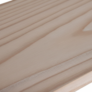 Vegghylle i tre og sort metall plassert over sofa