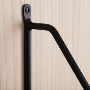 Kombinasjon av trehylle og sort ramme brukt i nordisk interiør