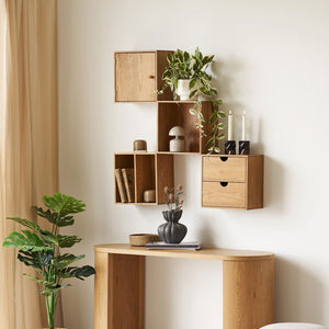 Frontdetalj av vegghylle med trestruktur