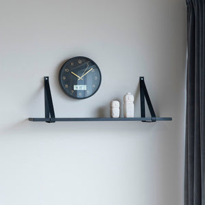Forno hylle 80 x 20 cm stylet med klokke, plante og dekor på mørk vegg