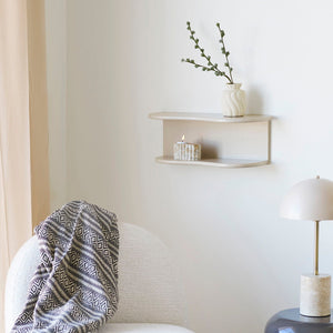 Botta vegghylle montert på lys vegg i soveromsmiljø, stylet med liten vase og dekor