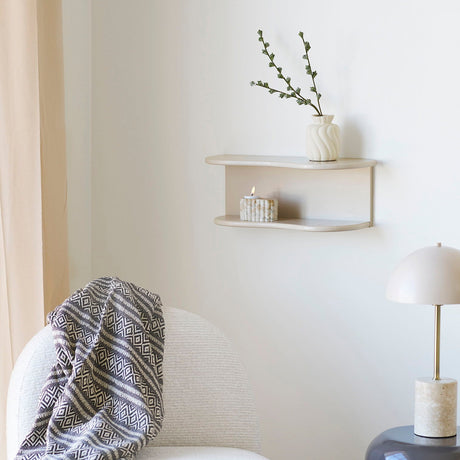 Botta vegghylle montert på lys vegg i soveromsmiljø, stylet med liten vase og dekor