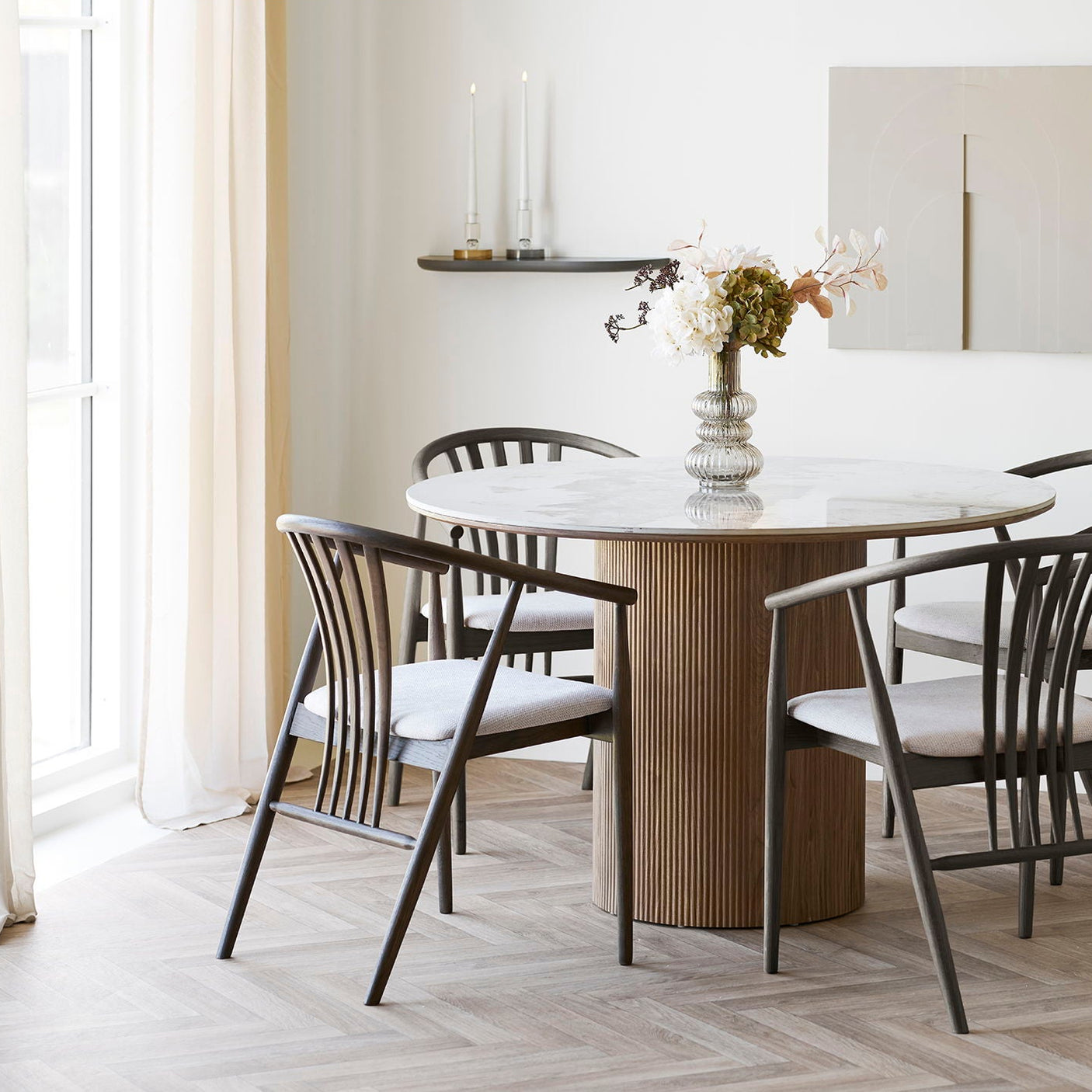 Botta vegghylle brun montert i spisestue, brukt til vase og dekor over bord