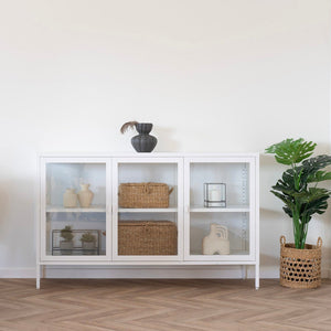 Bogra baskets brukt som dekorativ oppbevaring på gulv og hylle