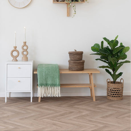 Flettede kurver med lokk brukt til ryddig oppbevaring på kommode