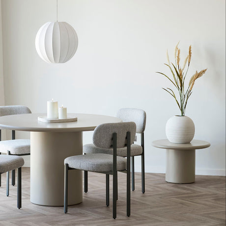 stor Hvit vase på sidebord i spisestue