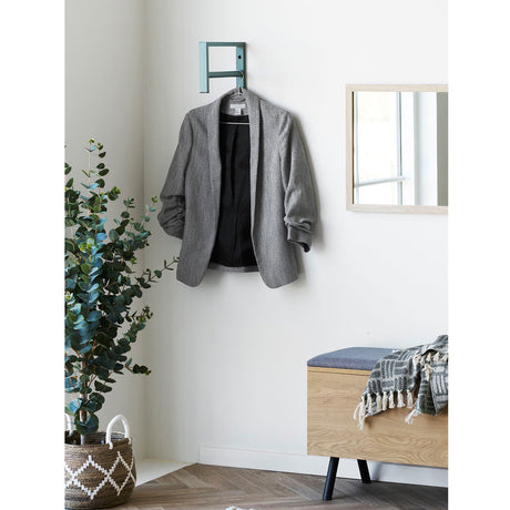 Nærbilde av Trento klesstativ i grønnlakkert metall med kroker