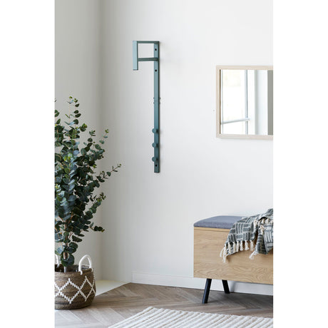 Entré med Trento grønt klesstativ i metall – jakker og tilbehør hengt opp