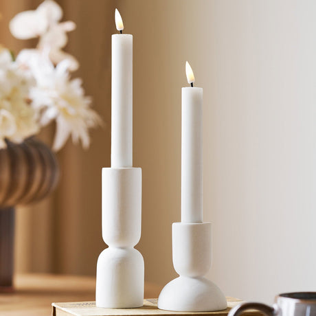 Runde lysestaker i hvit kalkstein med organisk form