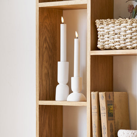 Lysestaker i hvit kalkstein sett med to ulike høyder