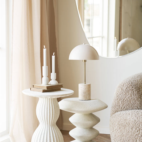 Hvit lysestake i kalkstein med naturlig tekstur og matt overflate