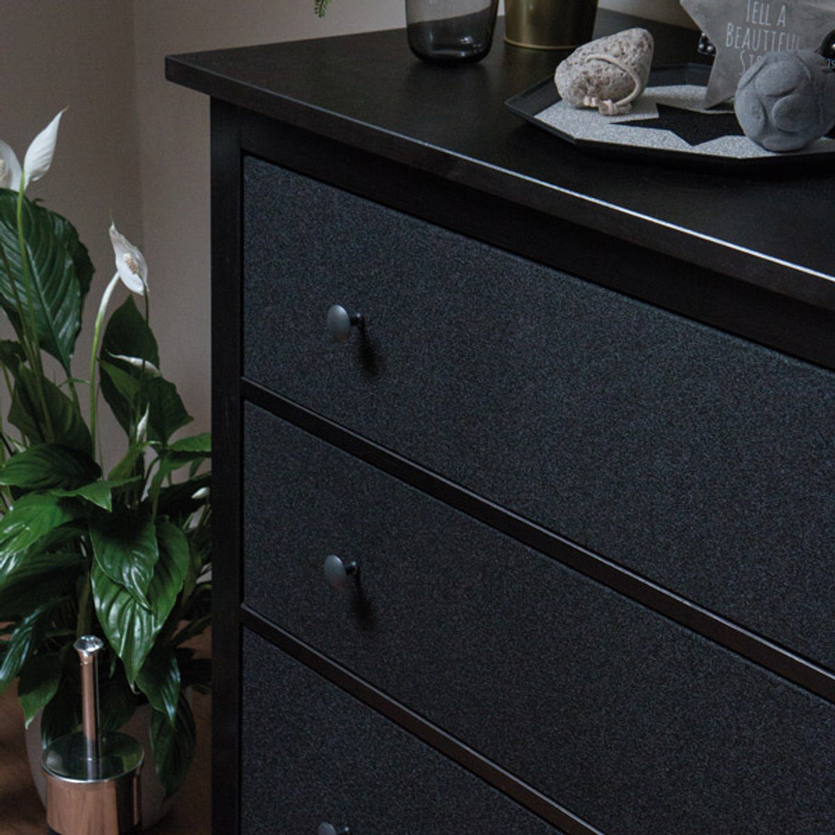 Prov: Glittrig svart kontaktplast