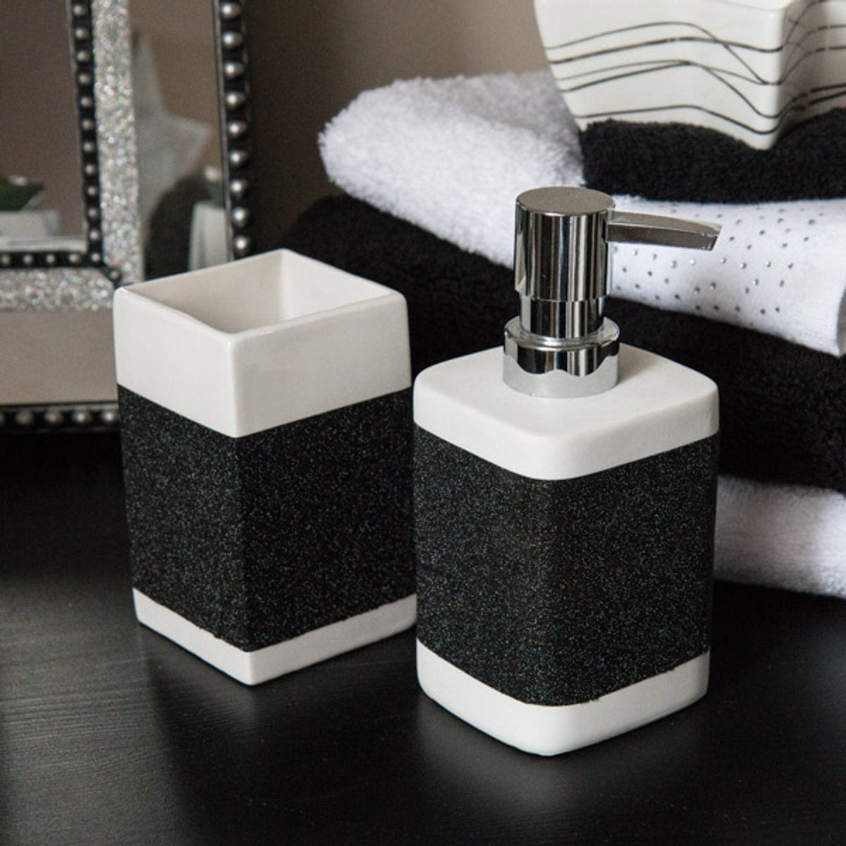 Prov: Glittrig svart kontaktplast