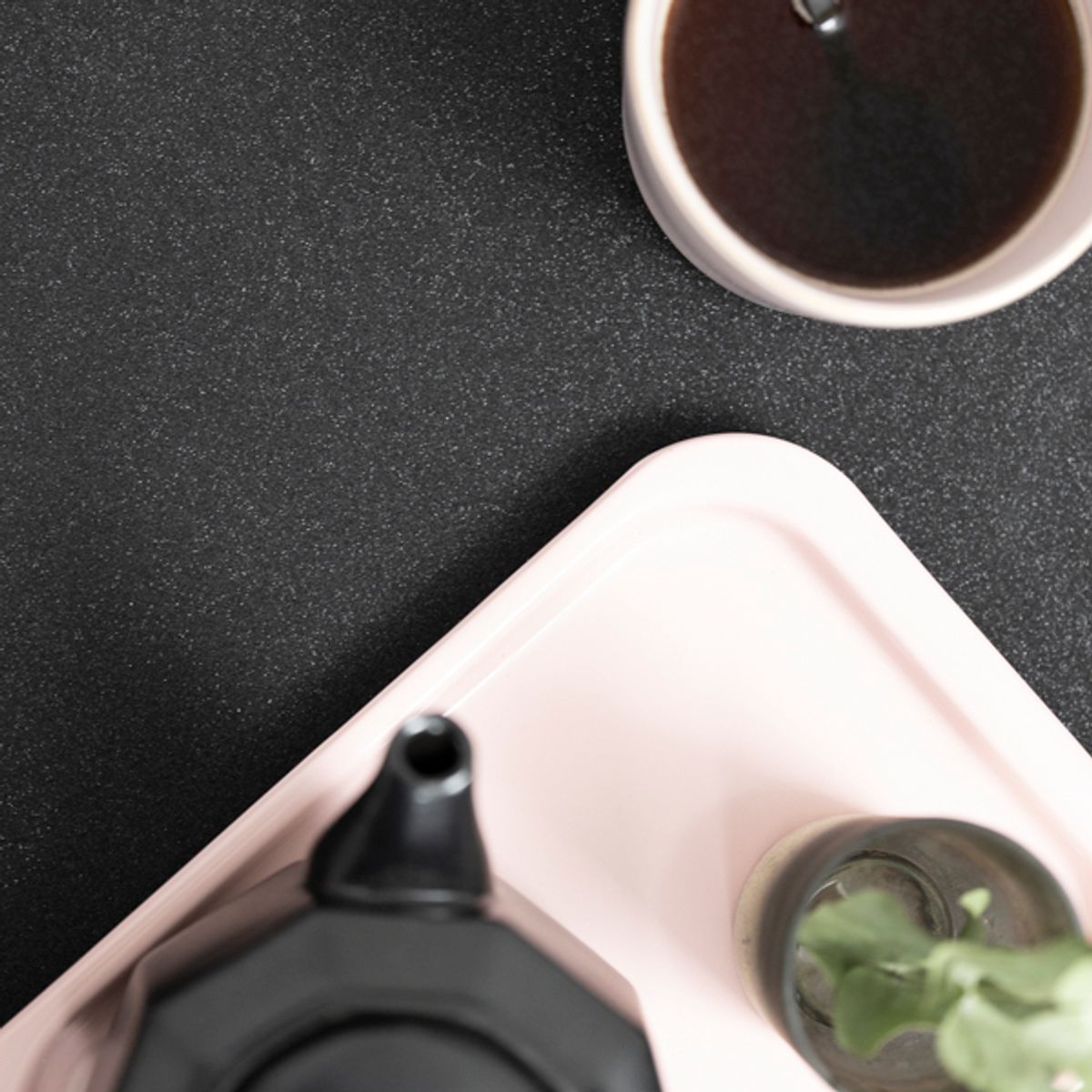 Prov: Glittrig svart kontaktplast