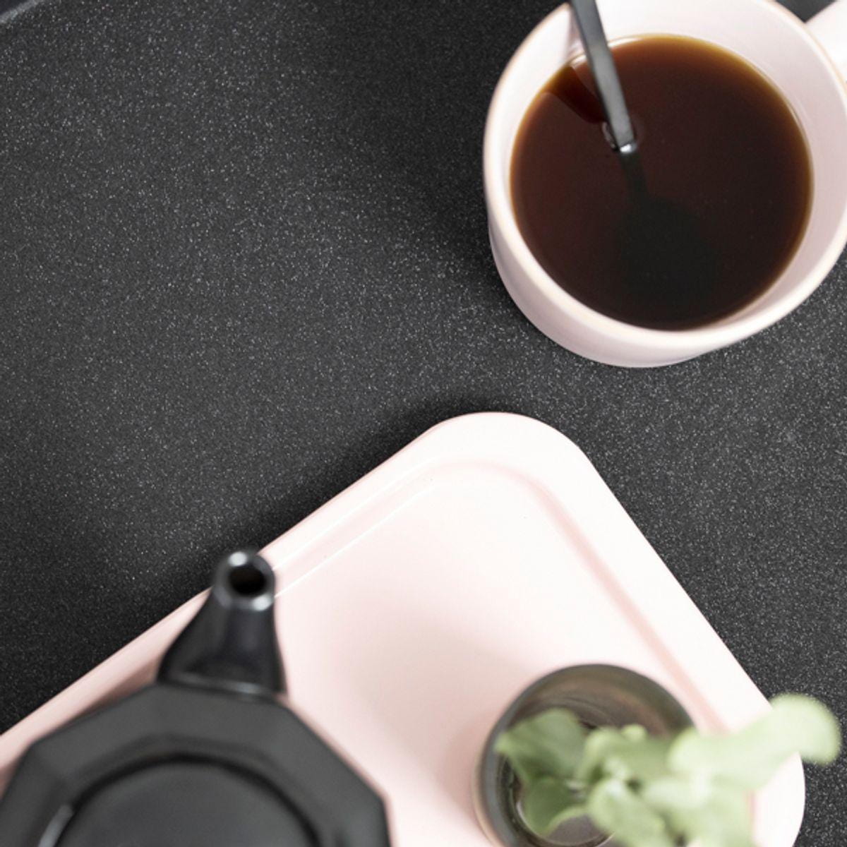 Prov: Glittrig svart kontaktplast